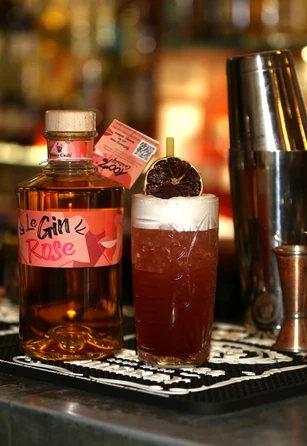 Cocktail Gin Rose caritatif sur le comptoir du Santeuil café