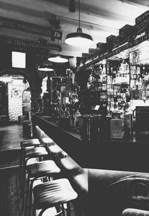 Devant le comptoir du Santeuil Café