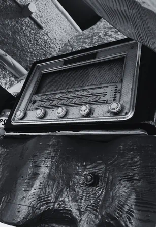 Ancienne radio sur la cheminée du Santeuil NetB