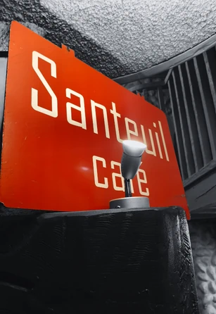 Panneau extérieur historique du Santeuil café